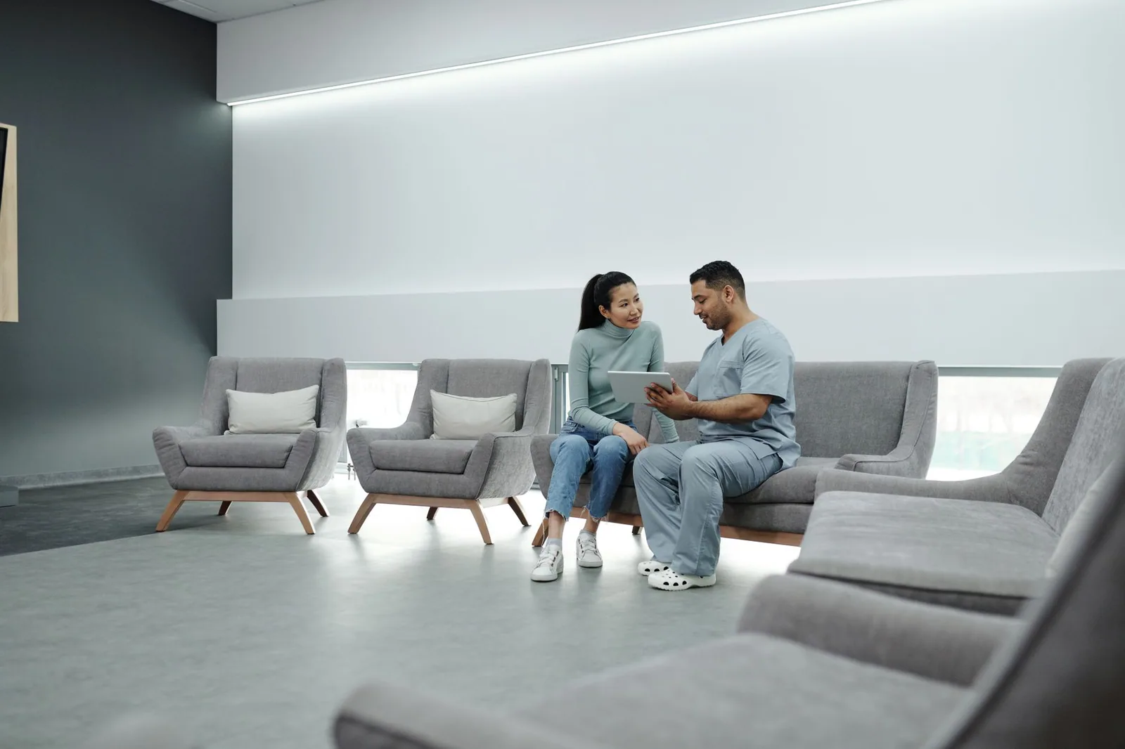 Mujer hablando con médico en consultorio de salud sexual