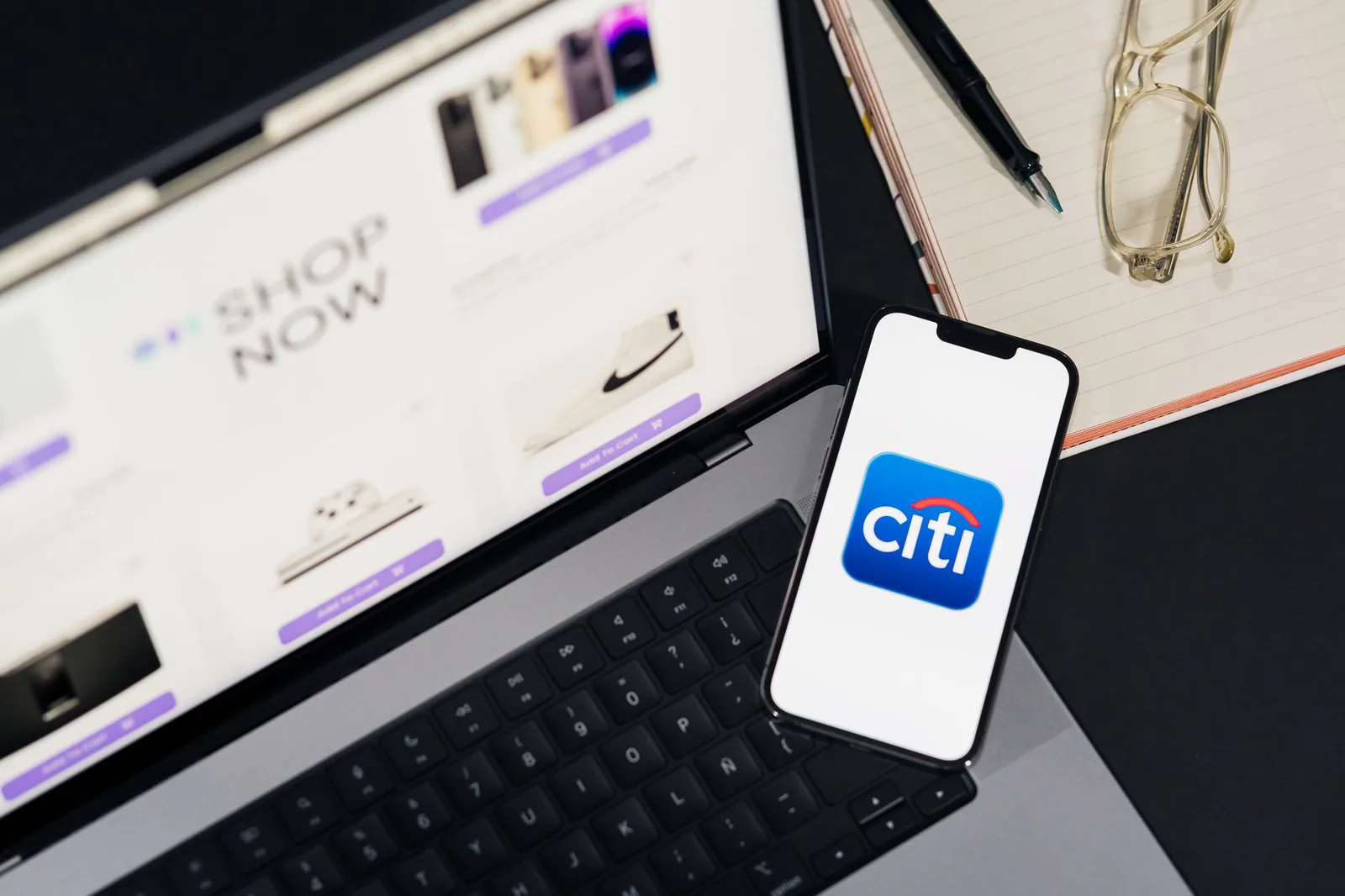 Persona usando aplicación de banca móvil en smartphone