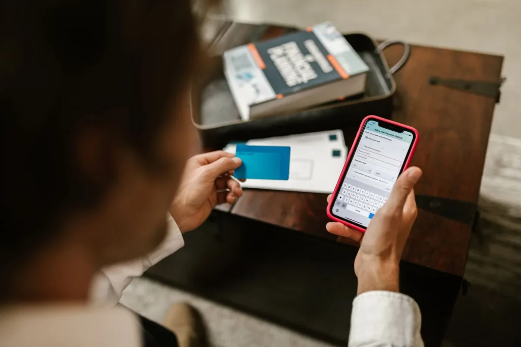 Persona usando smartphone para operar banca móvil