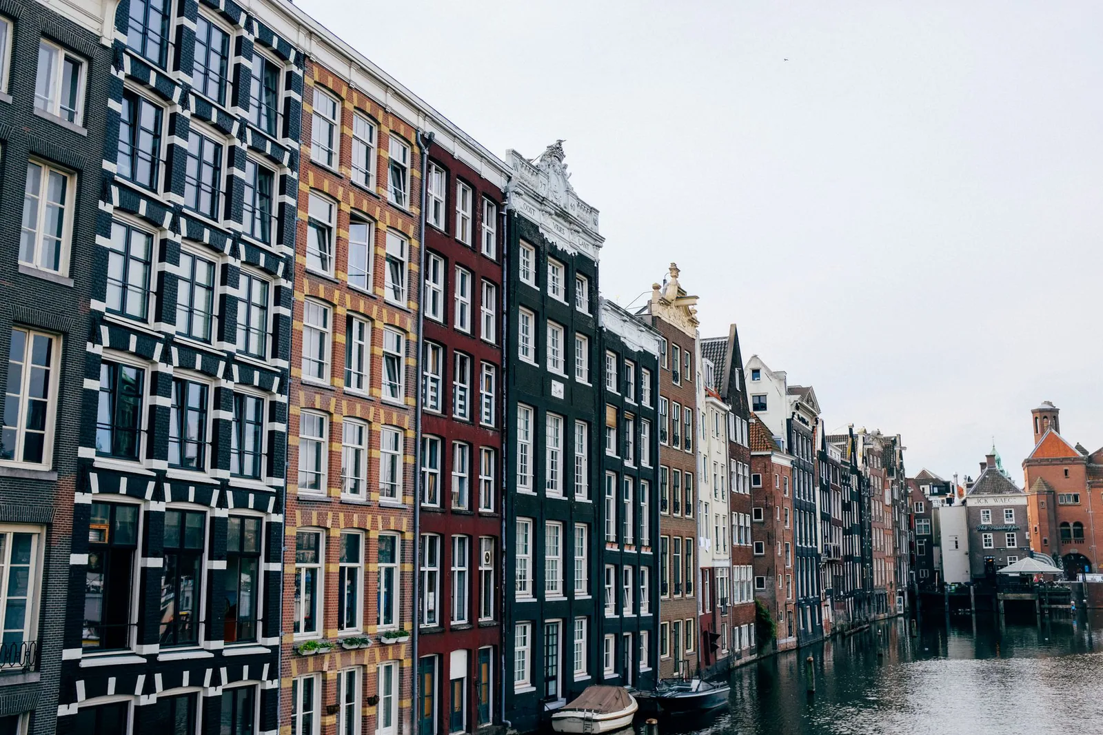 Casa inclinada a la orilla del canal en Ámsterdam