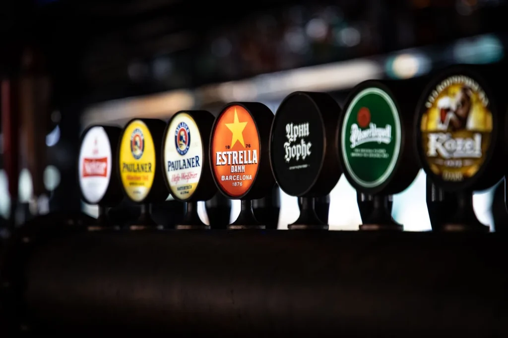 Tapas de cerveza en una cervecería tradicional
