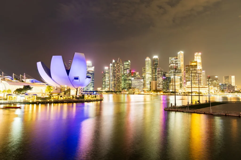 Vista panorámica del horizonte de Marina Bay al atardecer