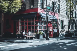 Café al aire libre en una calle europea