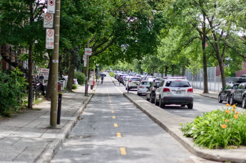 Ciclista en vía de bicicleta en Bruselas, Bélgica