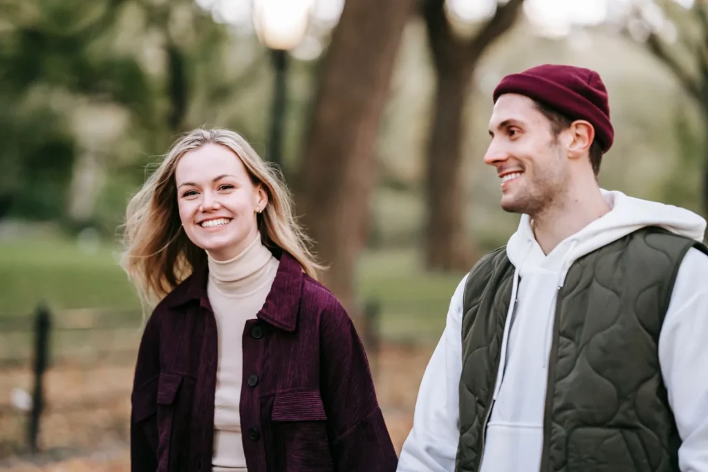 Pareja caminando de la mano en un parque de Bélgica