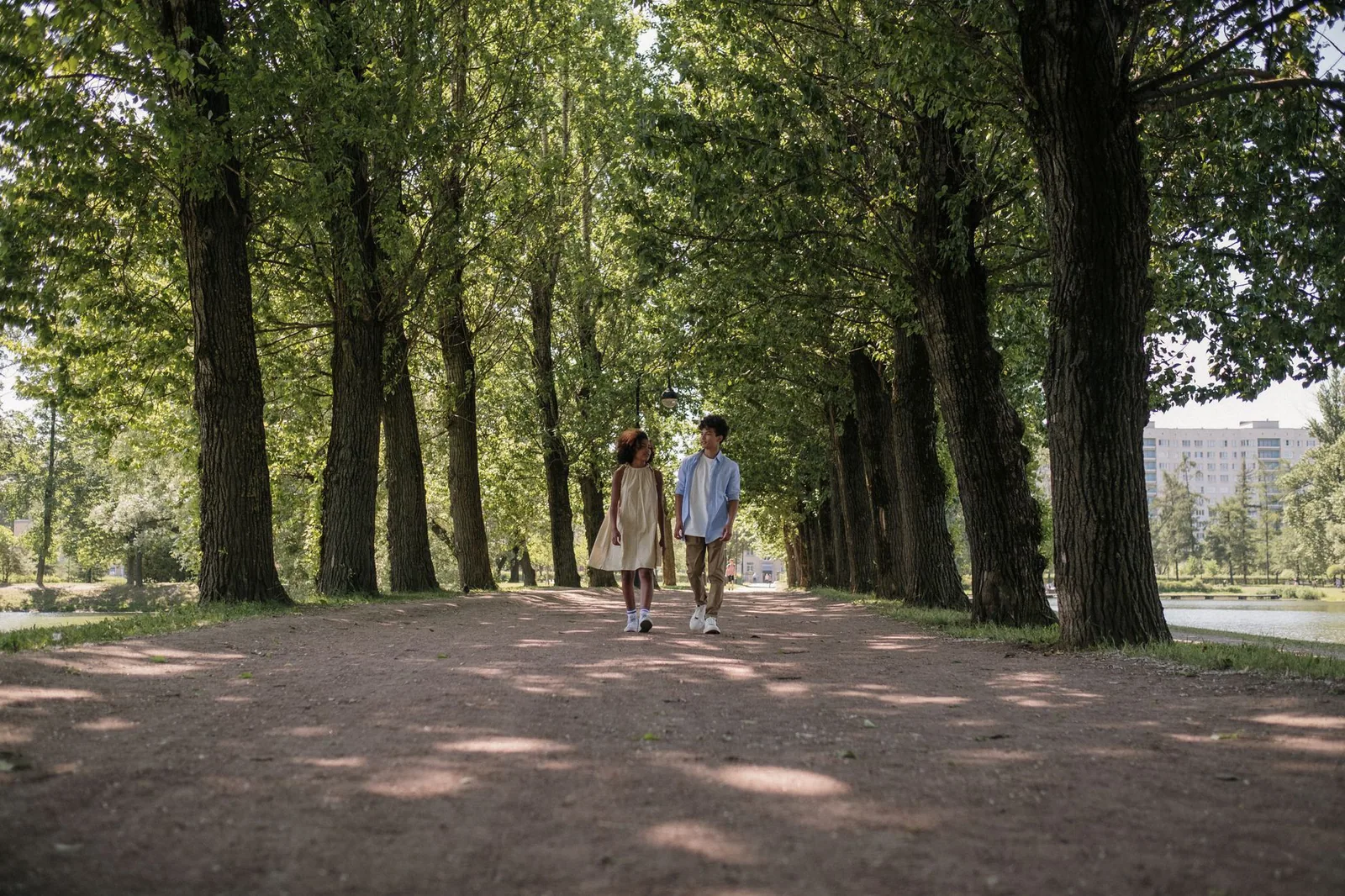 Pareja expatriada caminando por un parque