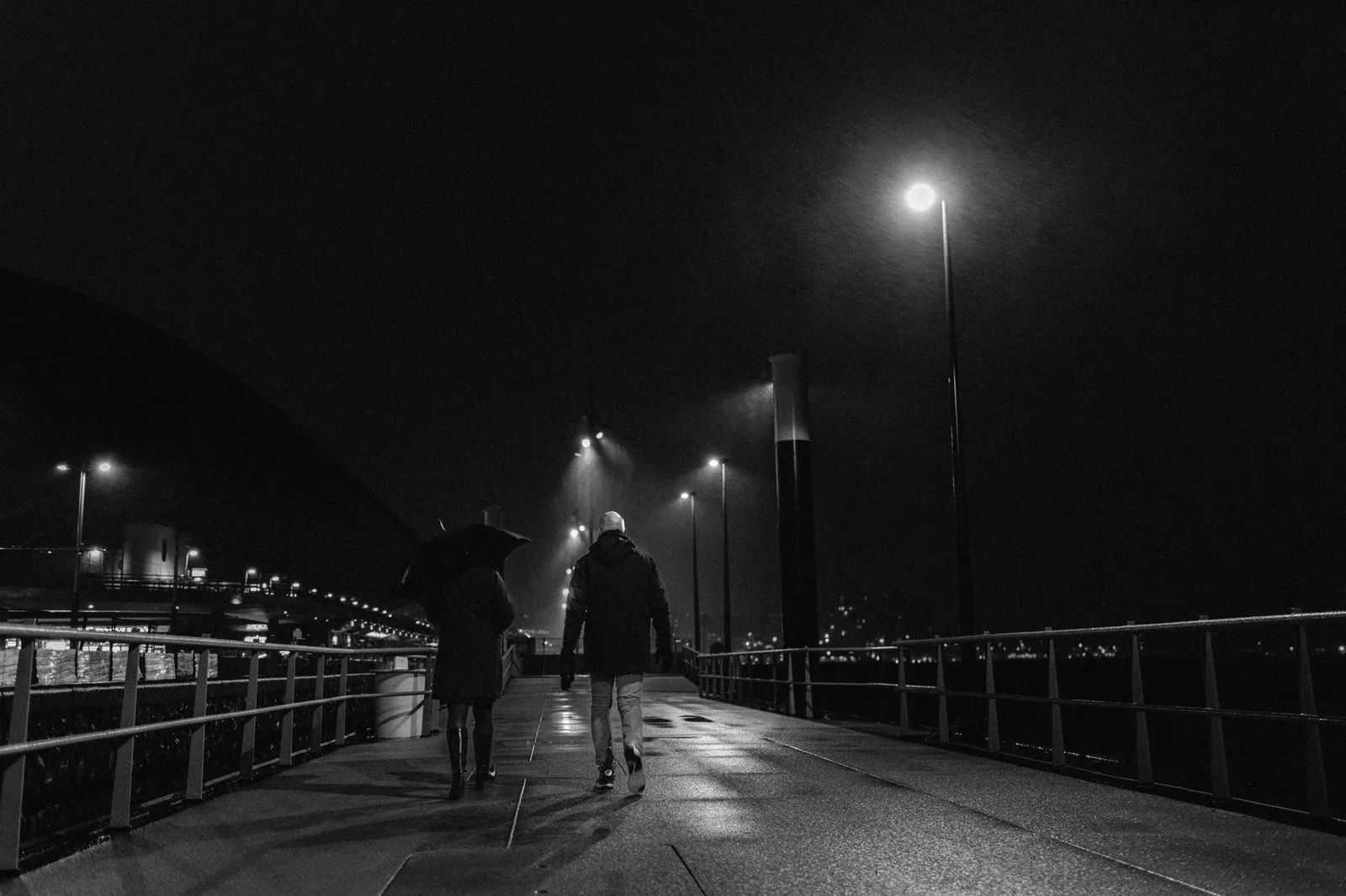 Pareja caminando de la mano por un canal holandés