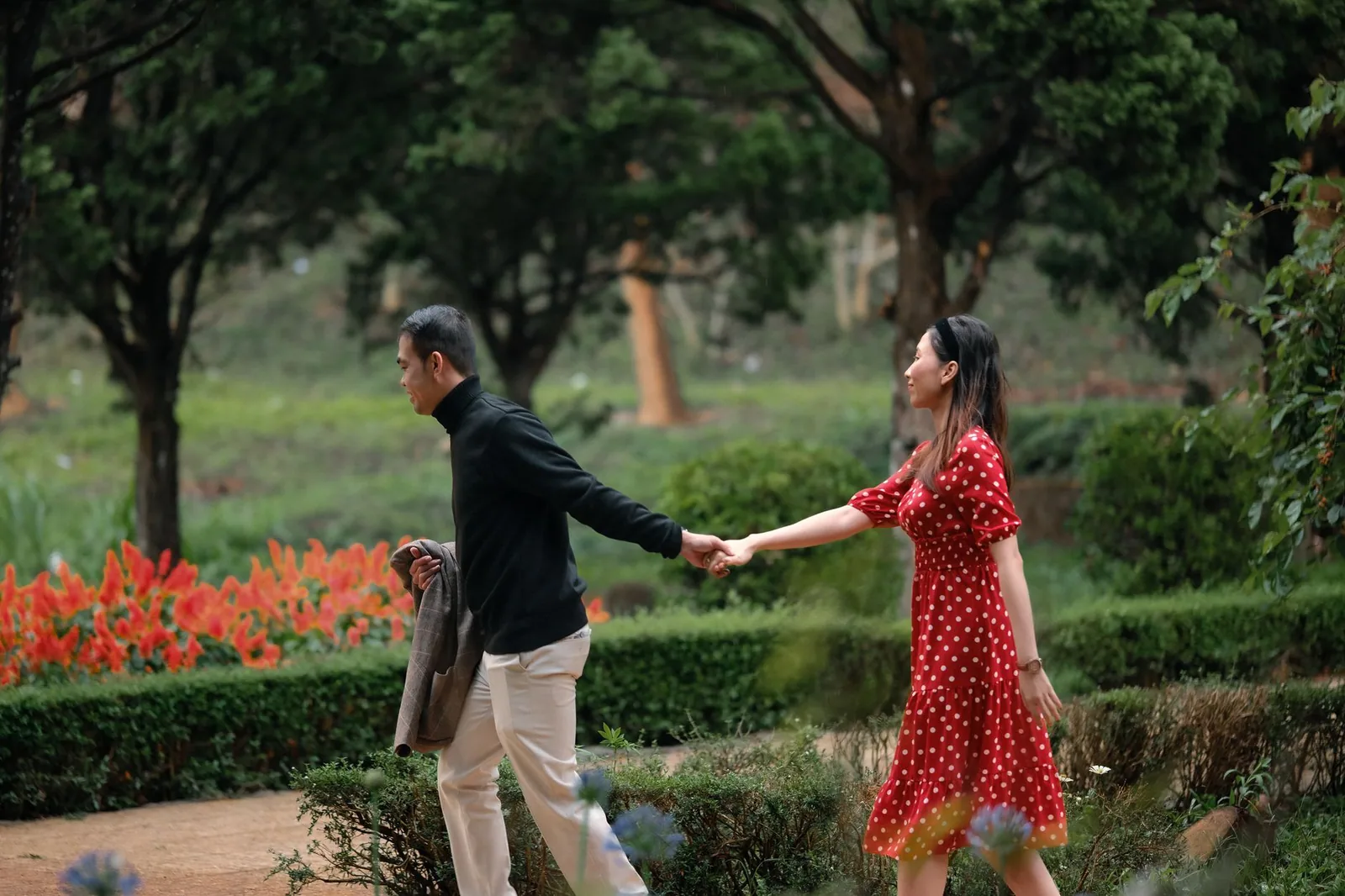 Pareja extranjera caminando en un parque de Singapur