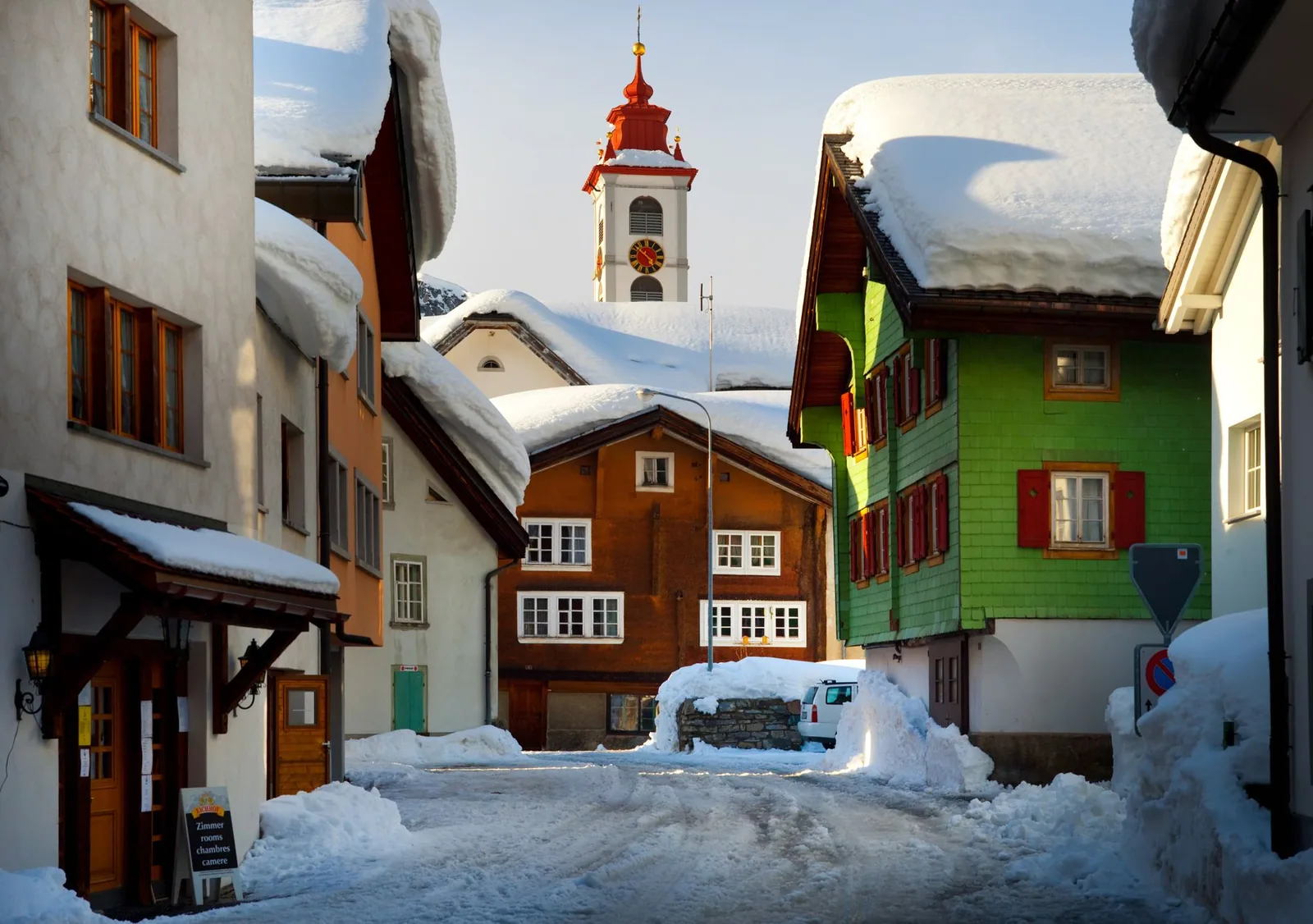 Paisaje alpino con casas bajo nieve en invierno