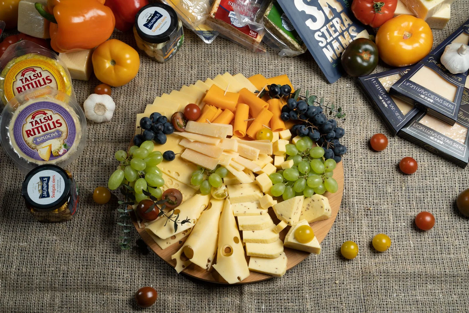 Plato de quesos belgas con uvas y pan artesanal