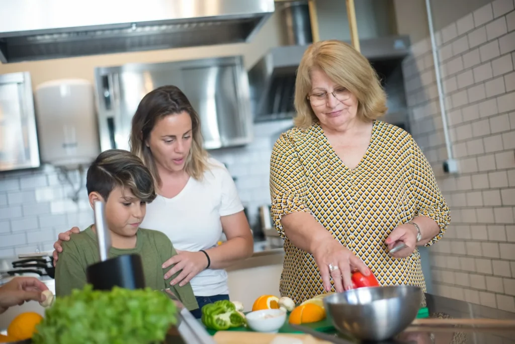 Familia planificando compras en la cocina de su hogar