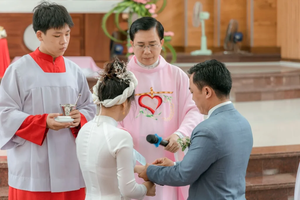 Pareja de novios intercambiando votos en una boda