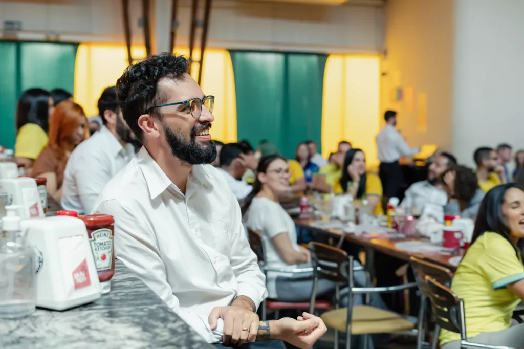 Grupo de expatriados conversando en un café al aire libre