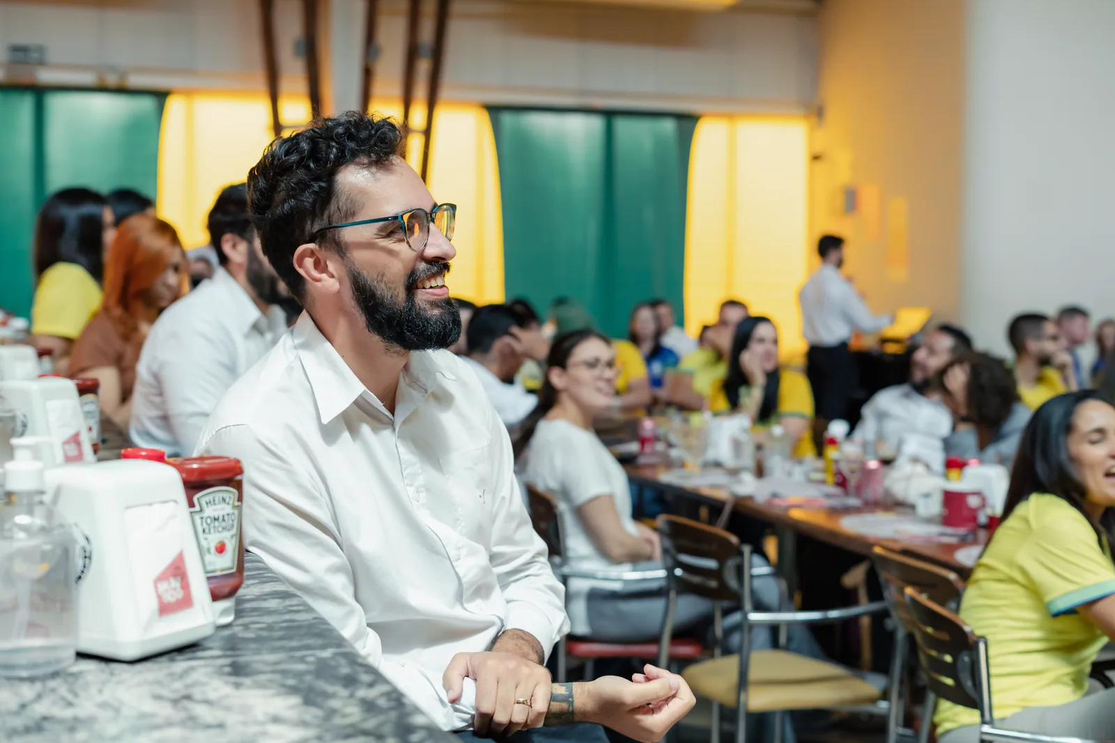Grupo de expatriados conversando en un café al aire libre