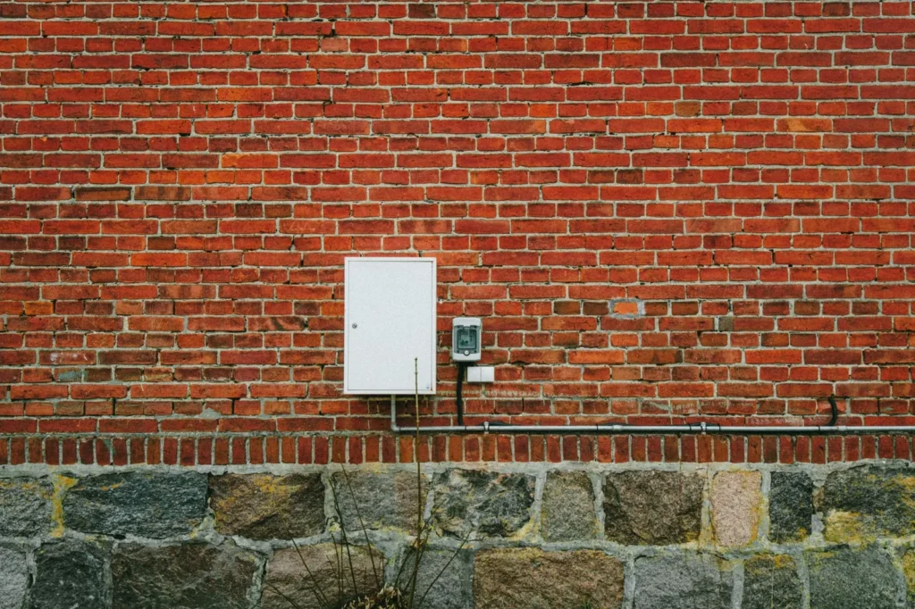 Instalador verifica el medidor de electricidad en un apartamento