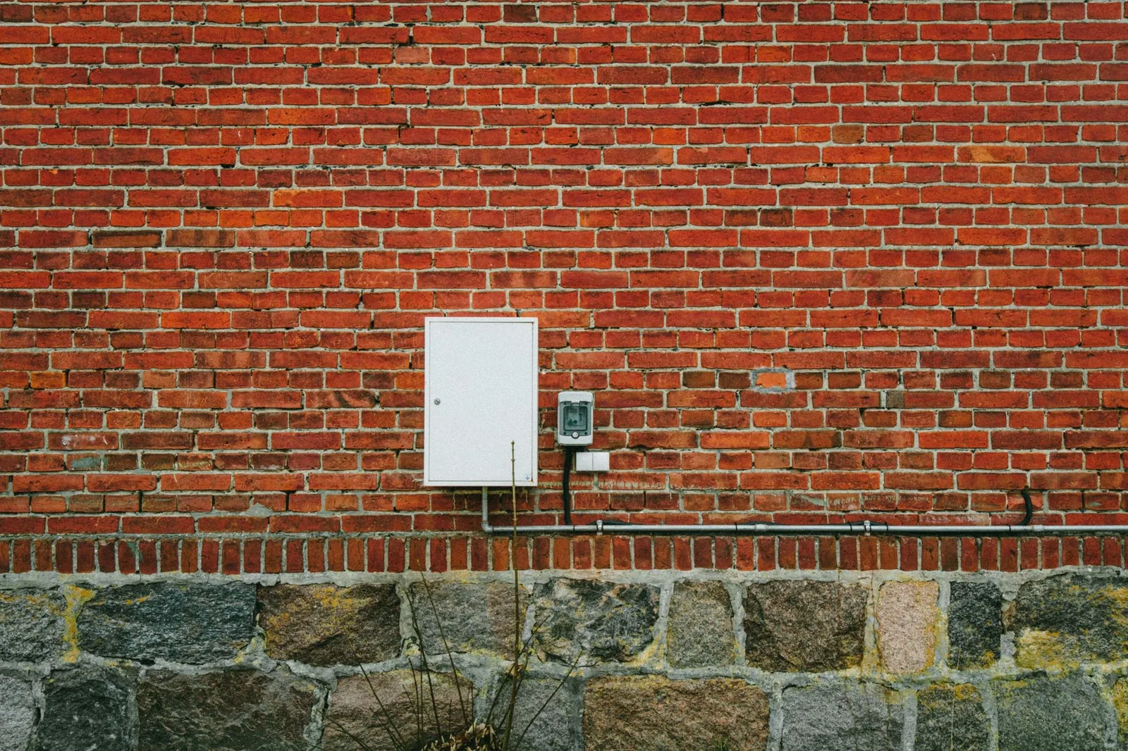 Instalador verifica el medidor de electricidad en un apartamento