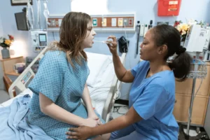 Enfermera atendiendo a un paciente en un hospital