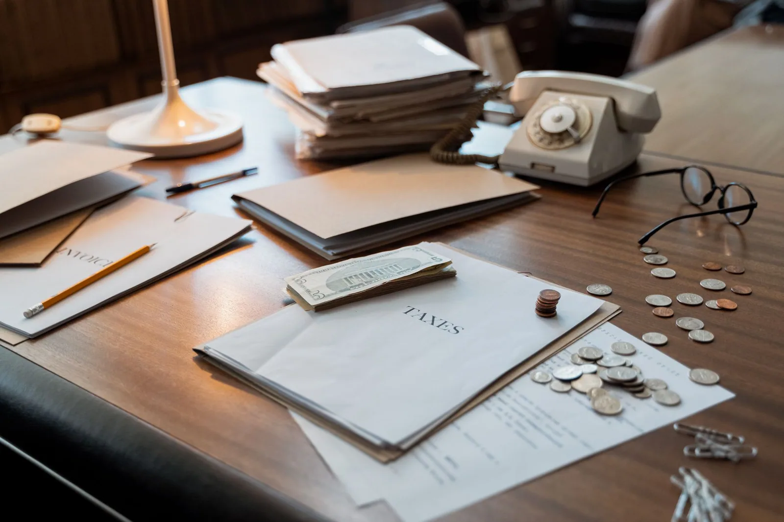 Empleado revisando documentos fiscales en oficina