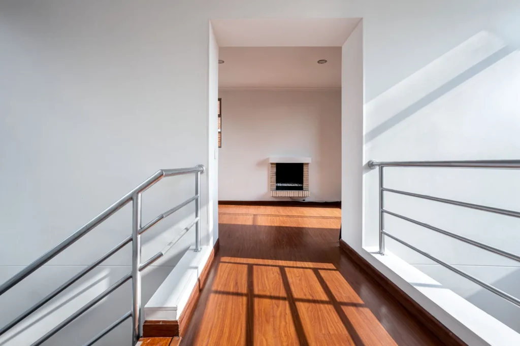 Pasillo iluminado de un apartamento típico en los Países Bajos