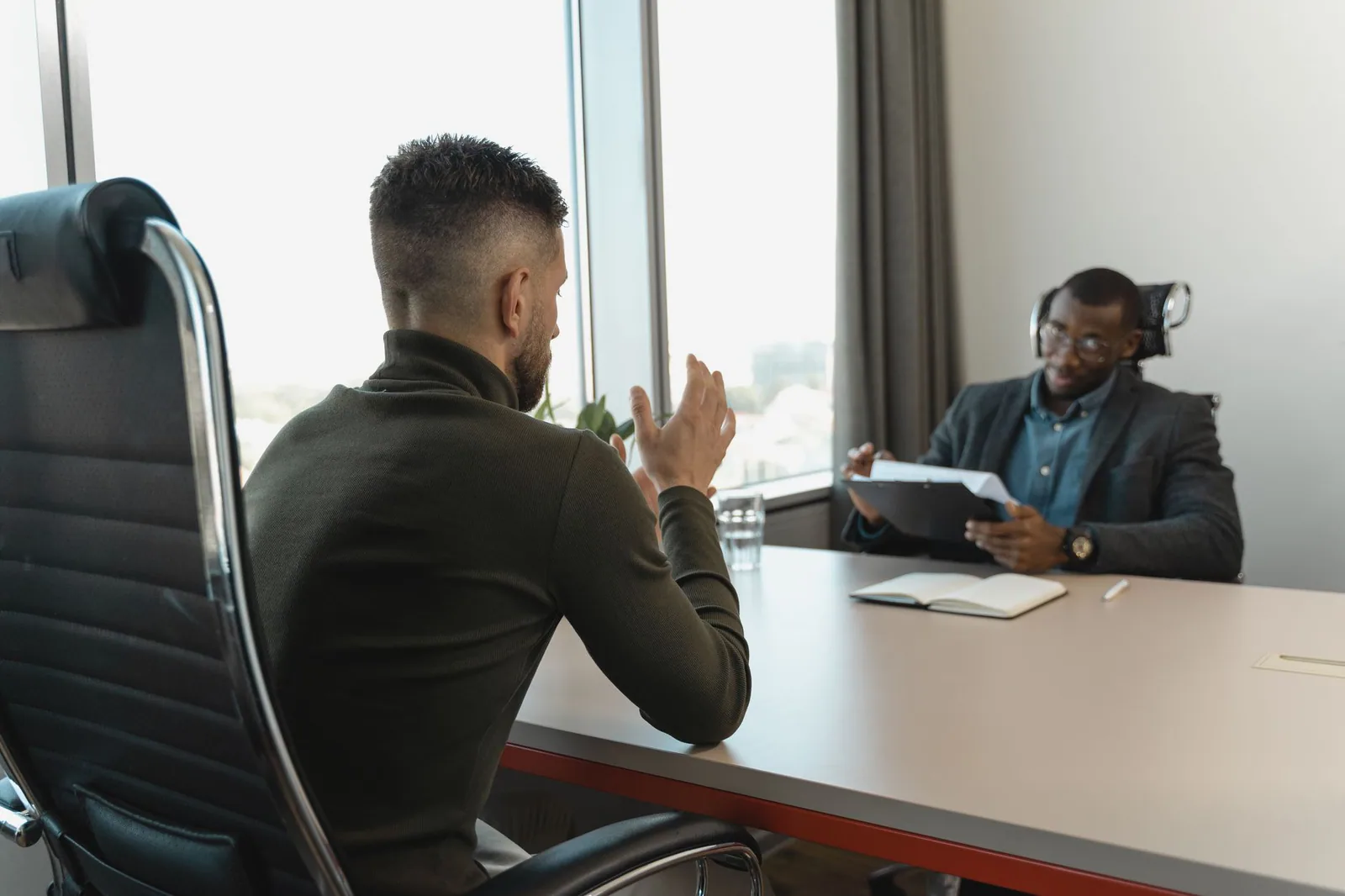 Entrevista de trabajo en una oficina moderna