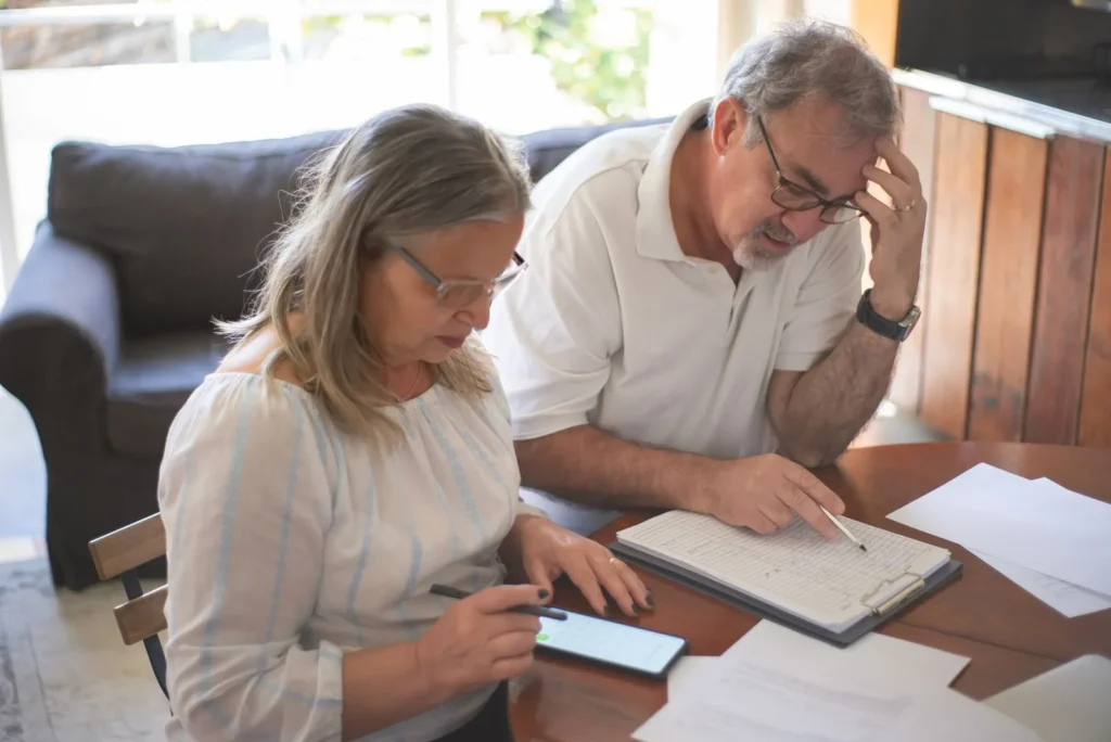 Pareja mayor revisando documentos de pensión