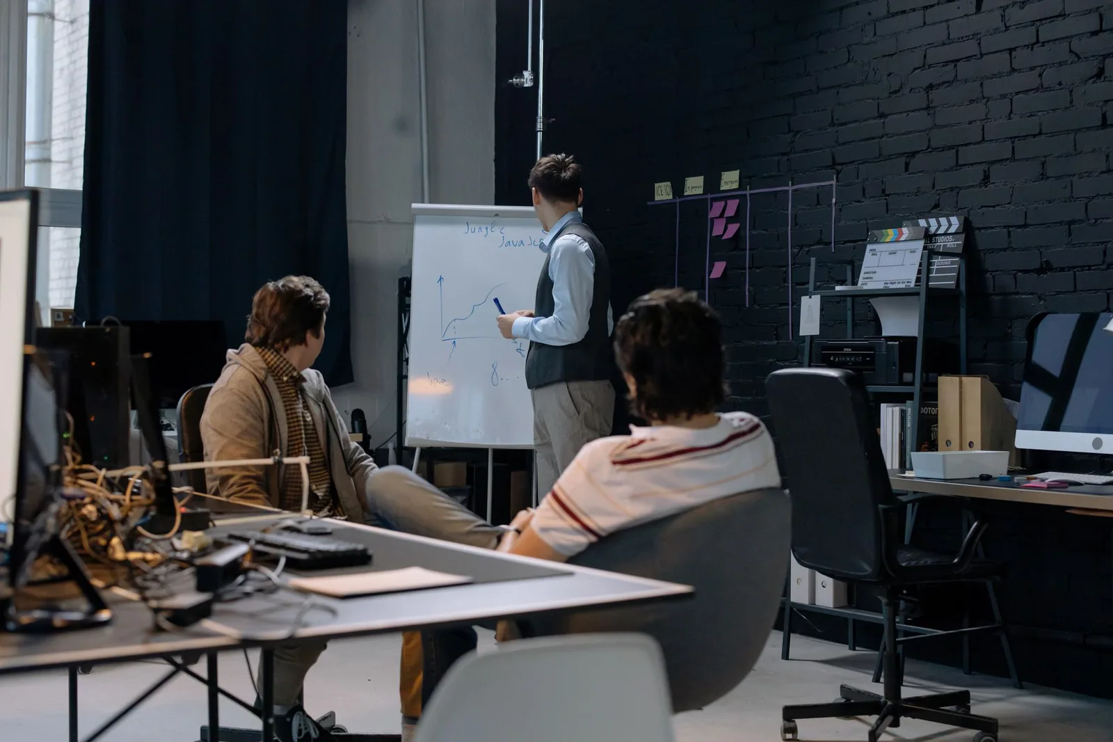 Reunión de emprendedores en una oficina moderna