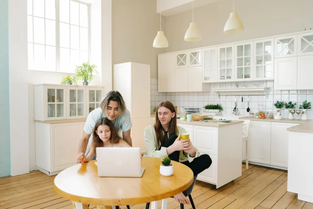 Familia instalando el router y el televisor en su casa