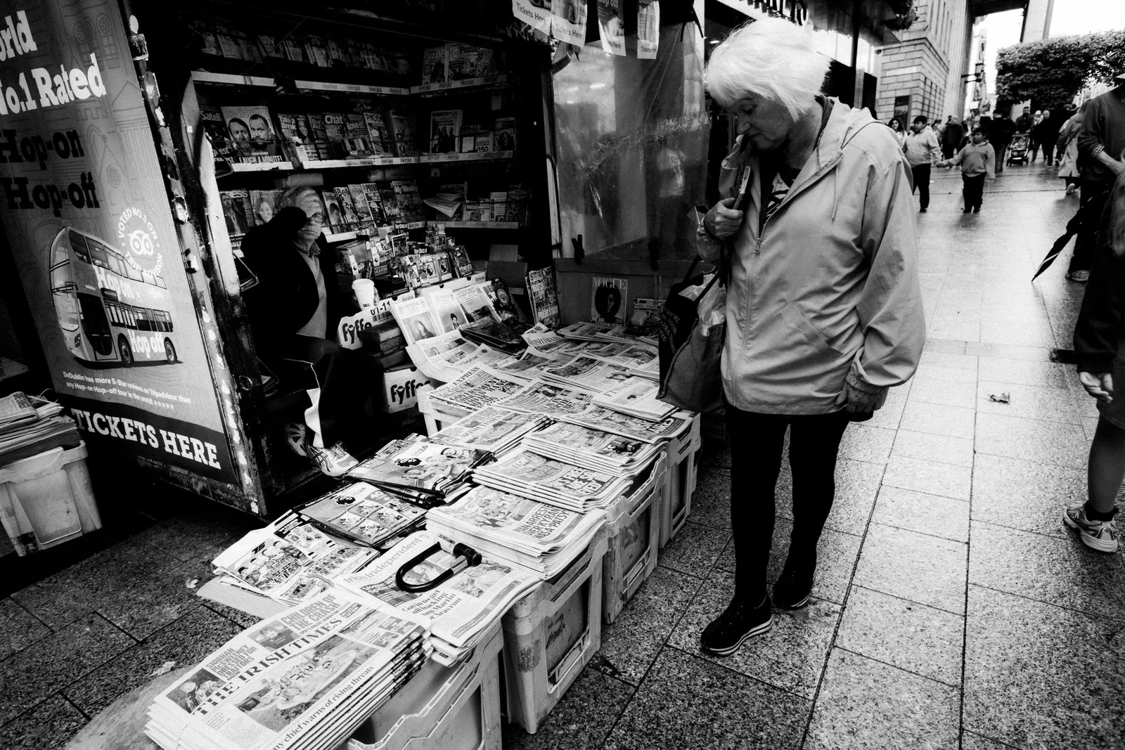 Persona leyendo un periódico en una calle de Viena