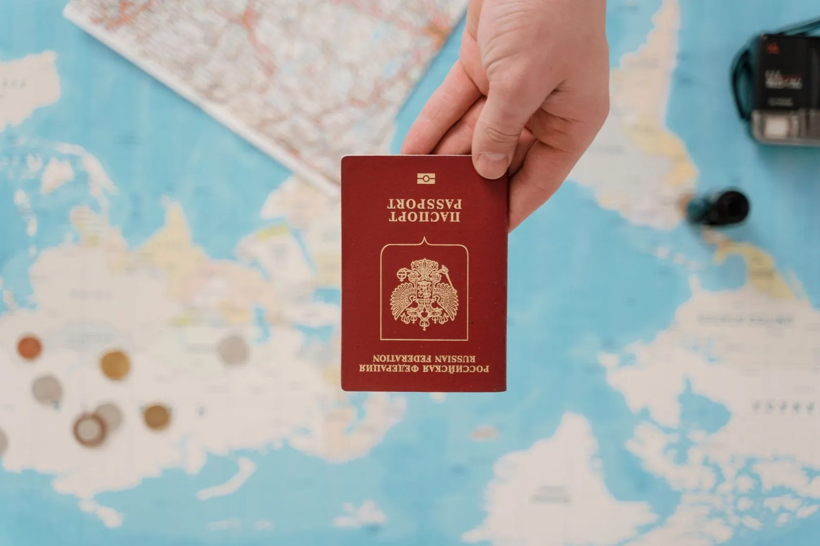 Persona mostrando su pasaporte recién obtenido