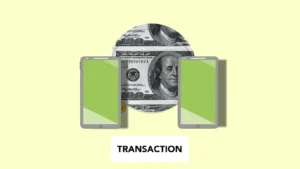 Persona realizando una transferencia bancaria en una pantalla móvil