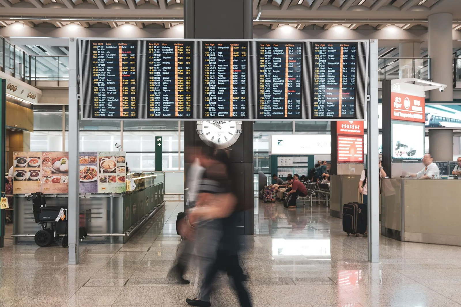 Persona revisando pasaporte en la sala de salida del aeropuerto