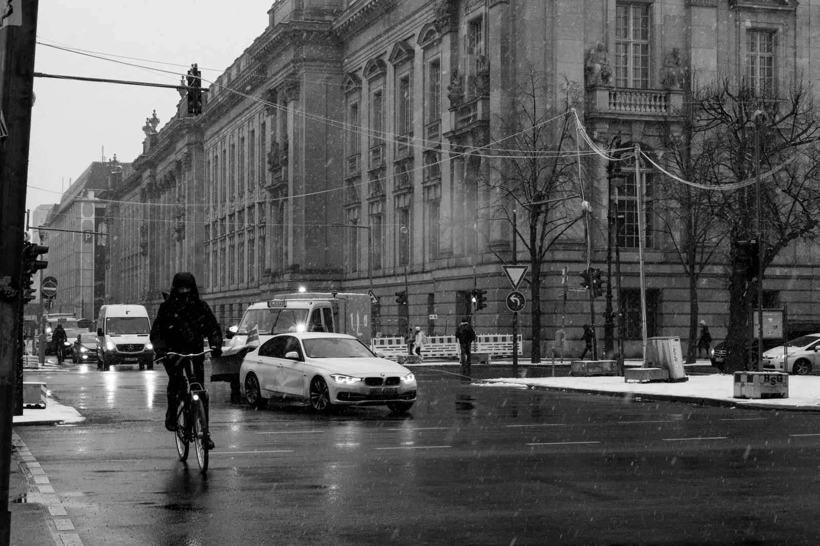 Ciclista cruzando una calle nevada en los Países Bajos