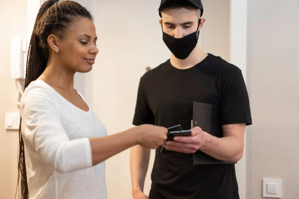 Persona usando su smartphone para pagar con Wise