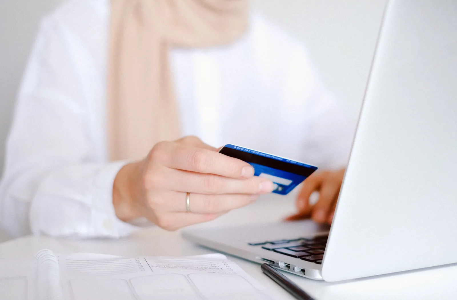 Persona usando laptop para gestionar transferencias con Wise