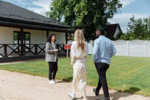 Familia analizando una casa en venta