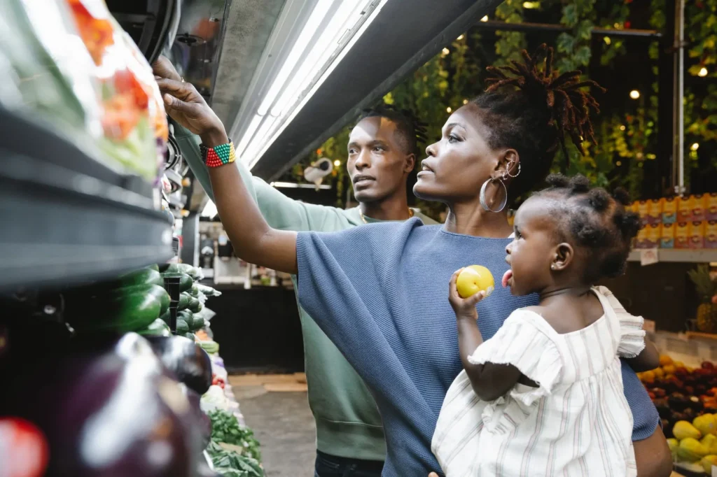 Familia eligiendo productos en una tienda de alimentos