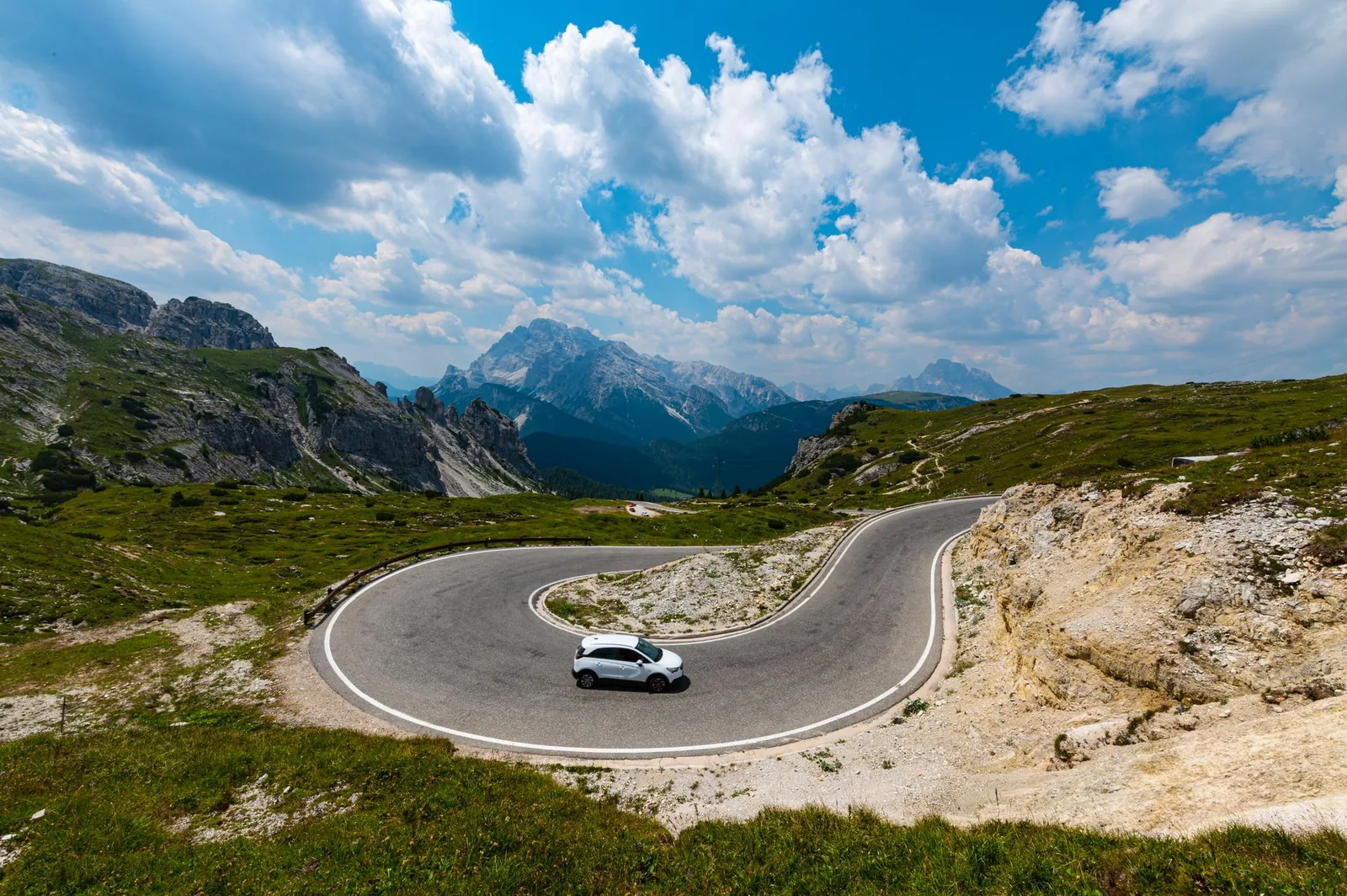 Automóvil circulando por una carretera de montaña en Austria