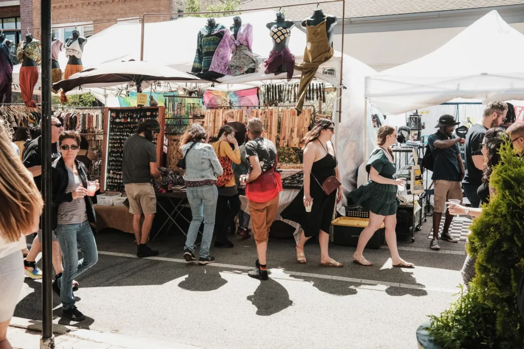 Mercado urbano en Catar con compradores y puestos