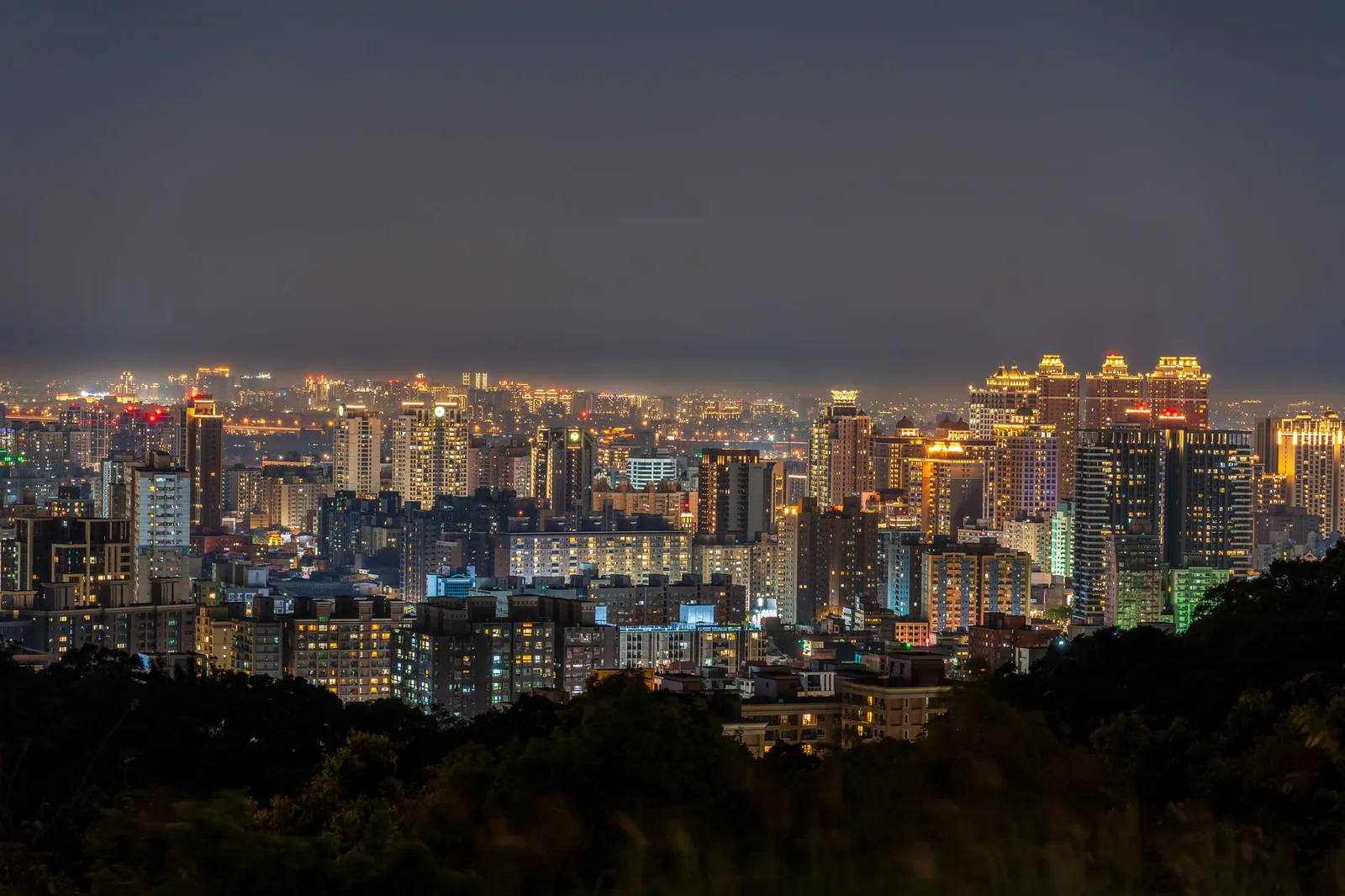 Skyline de Singapur iluminado al anochecer