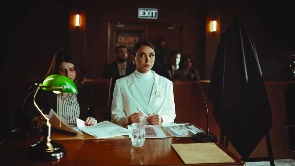 Sala de juicio con juez, jurado y abogado en Austria