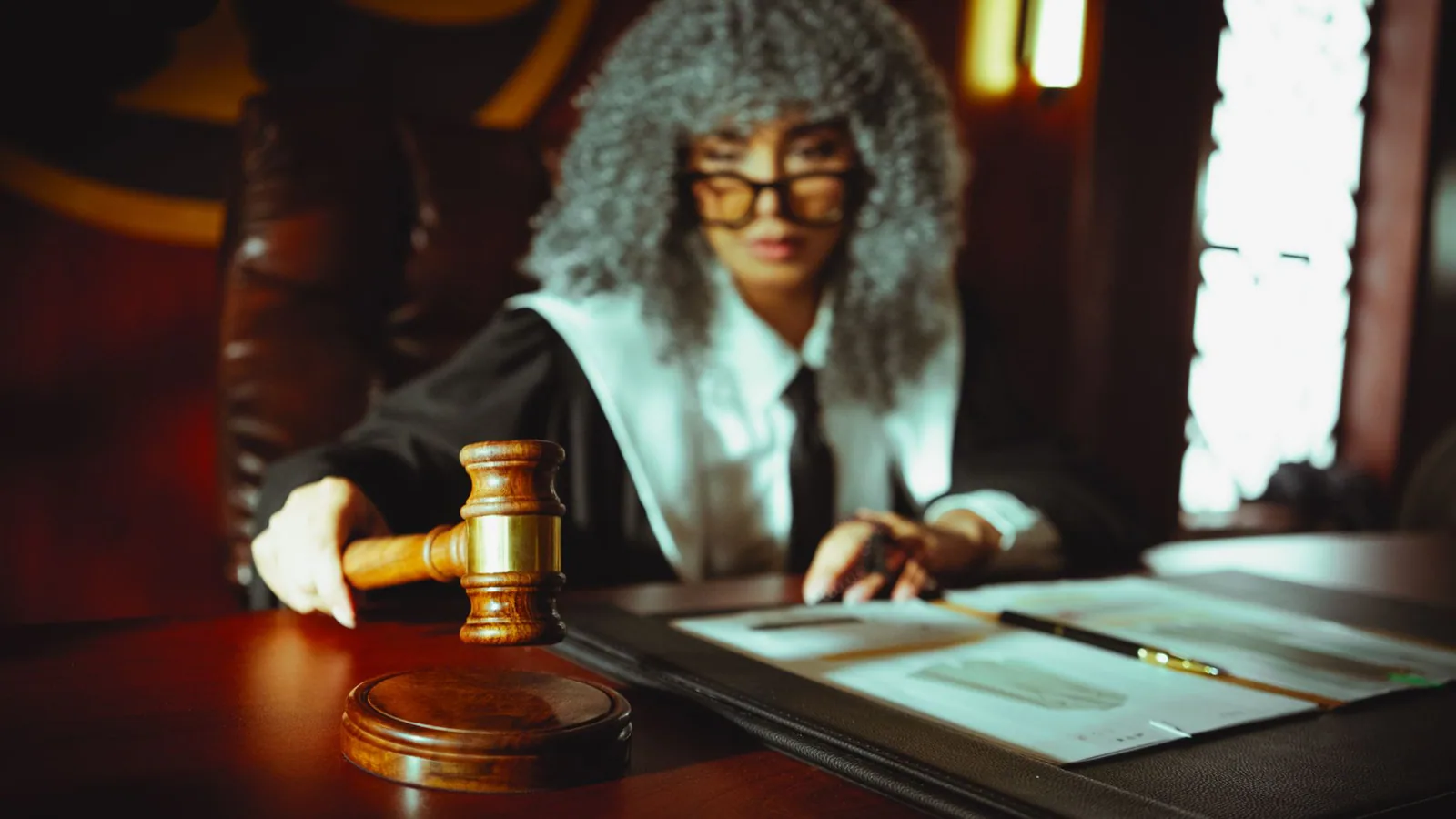 Sala de juicio en Singapur con jueces y público