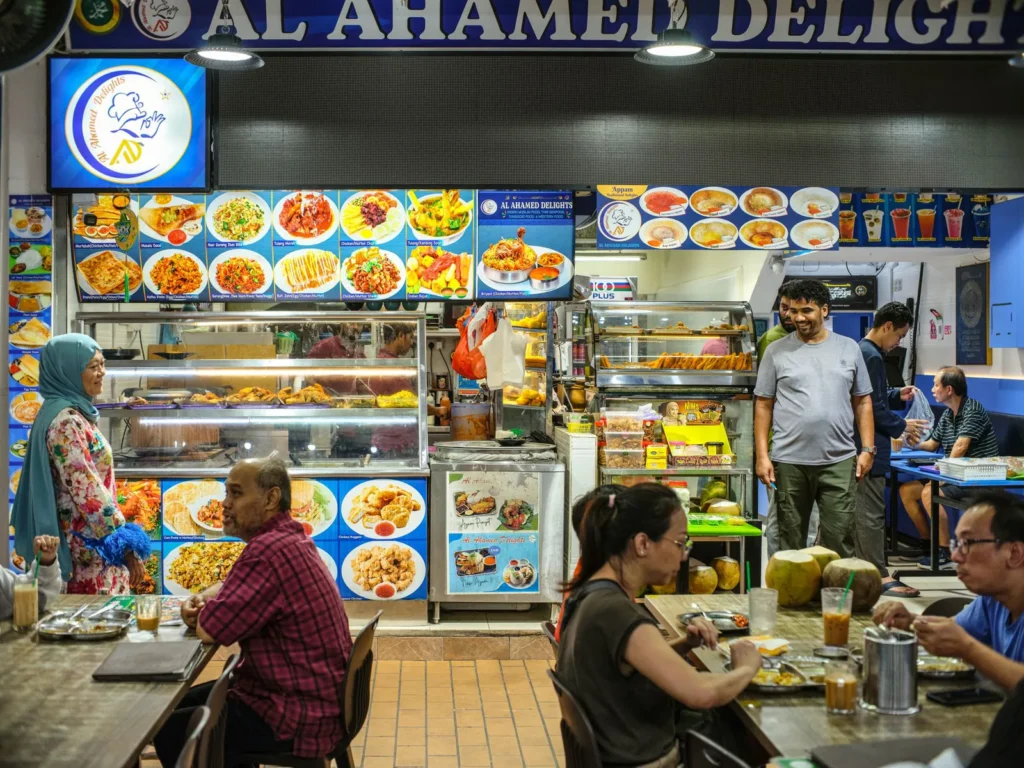 Comida callejera en un centro de hawker de Singapur