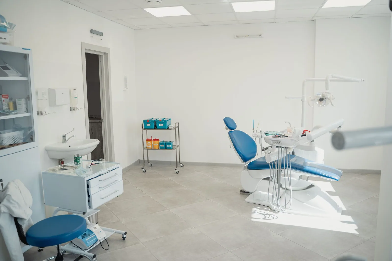 Paciente recibiendo tratamiento dental en clínica de Catar