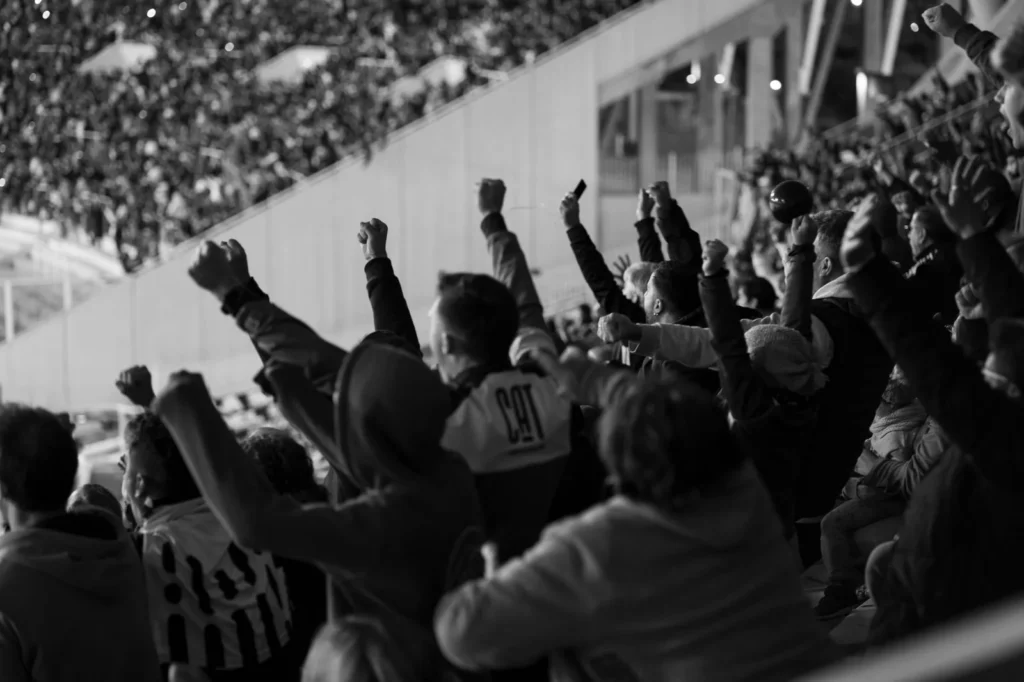 Aficionados animando en un estadio de fútbol belga
