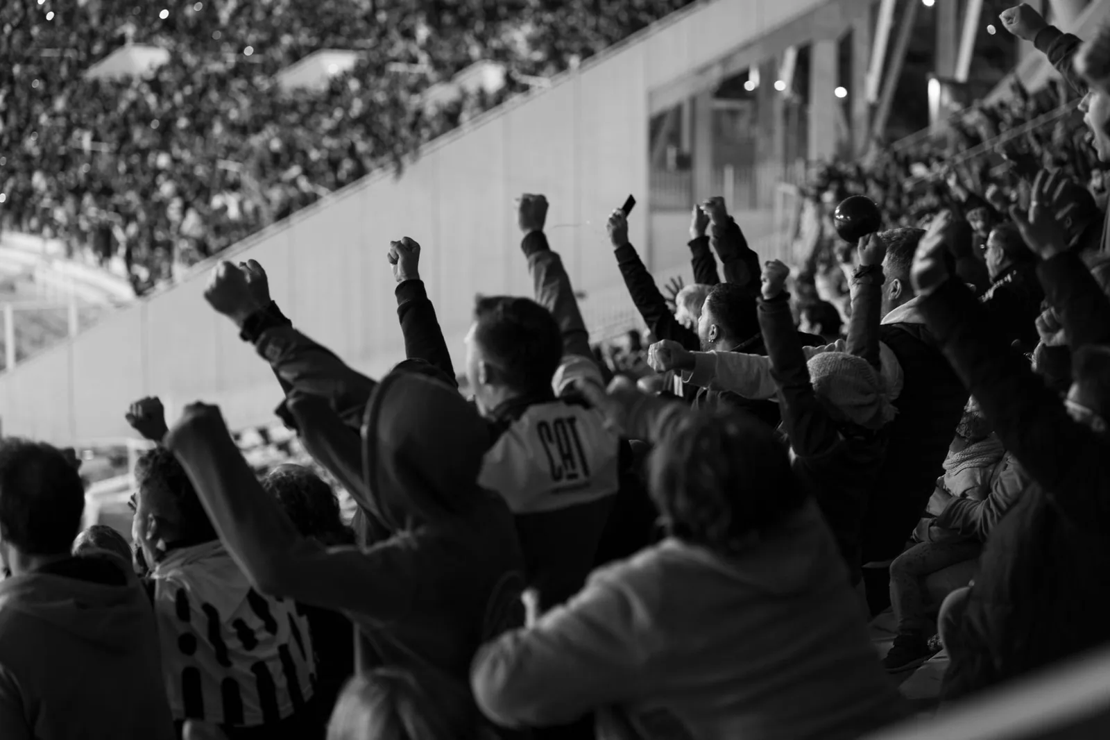 Aficionados animando en un estadio de fútbol belga