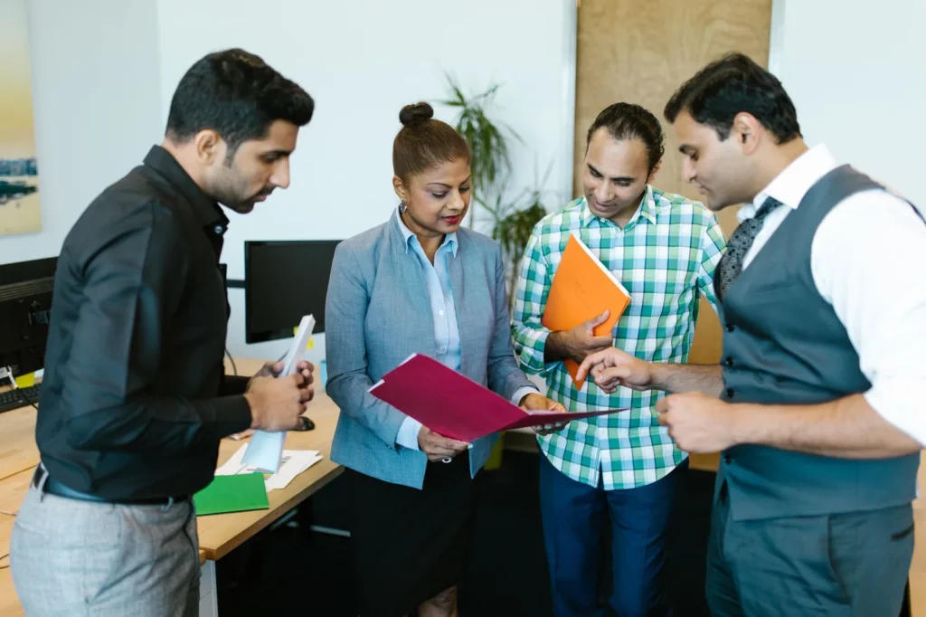 Reunión de empleados en una oficina moderna