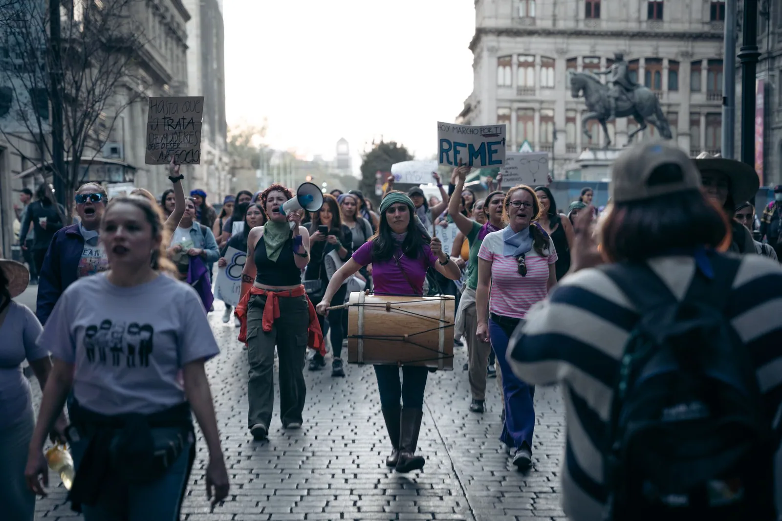 Mujeres participando en una marcha por igualdad en la ciudad