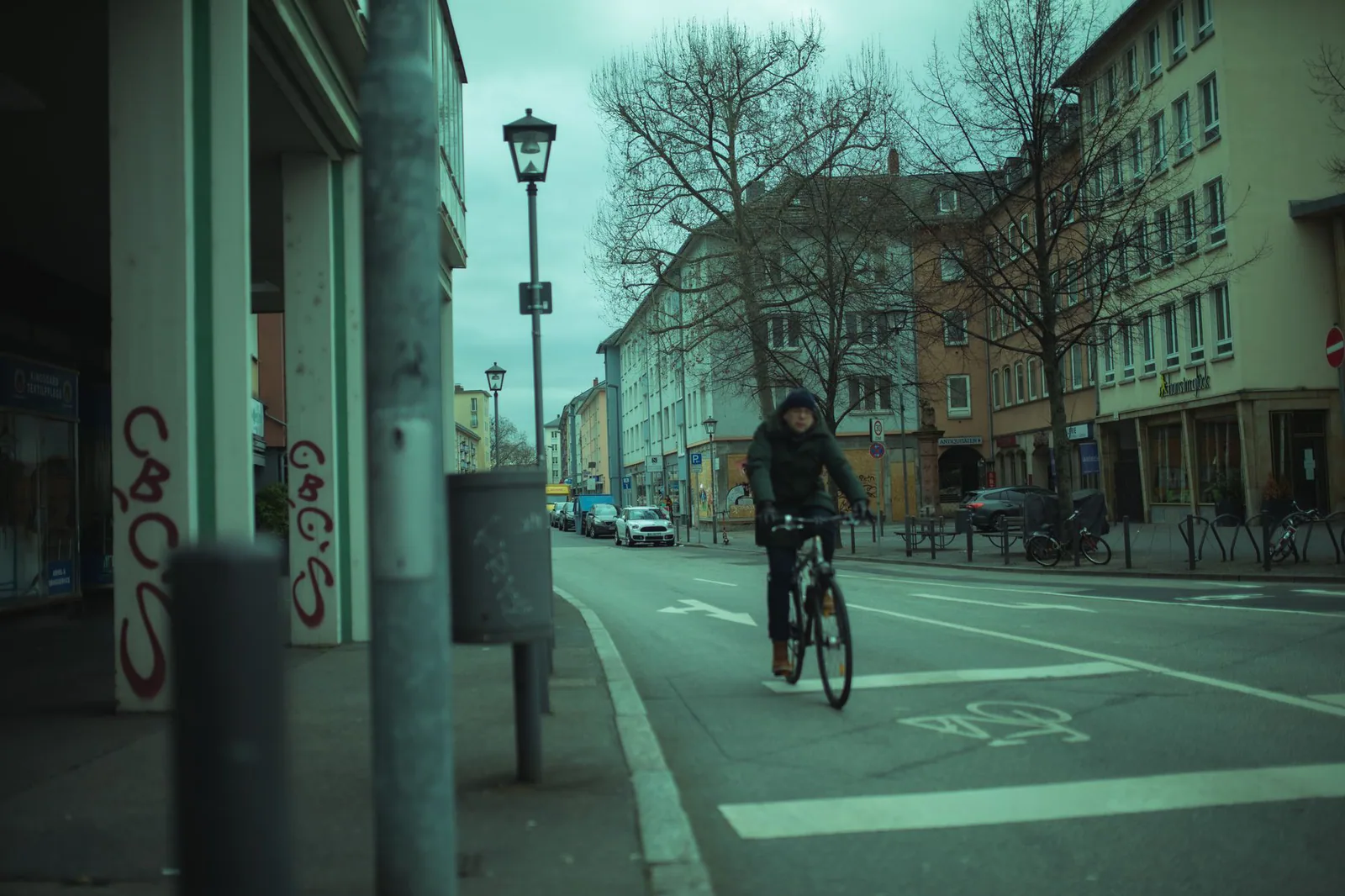 Calle residencial con bicicletas y árboles en Amstelveen
