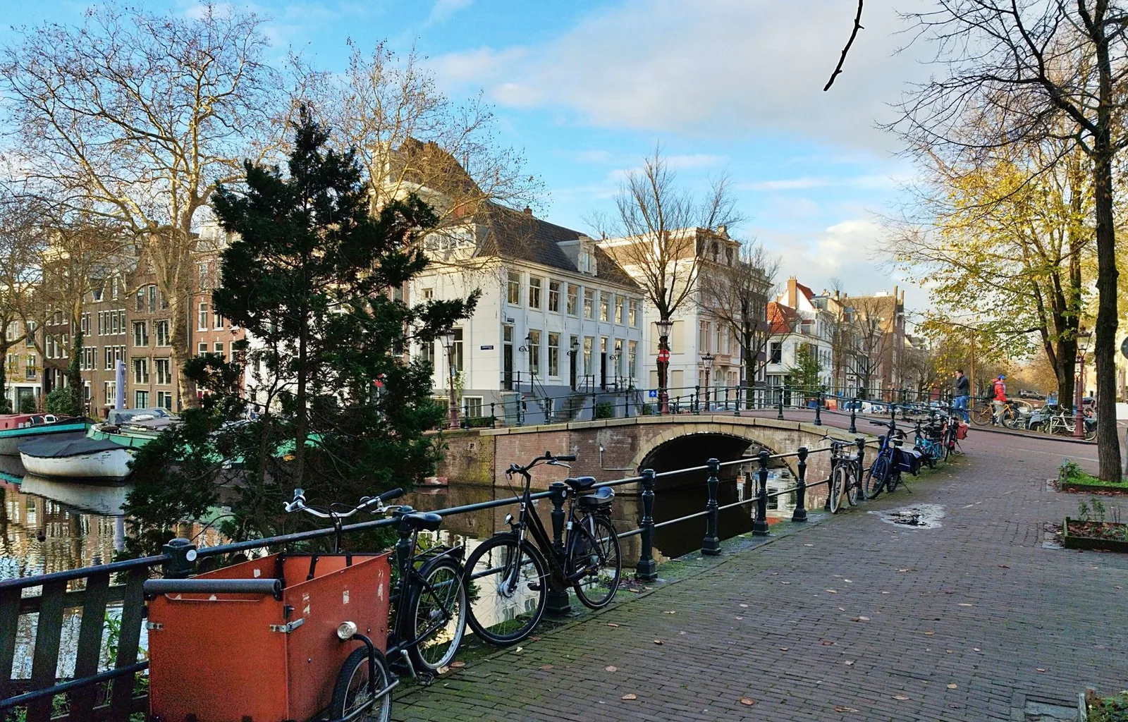 Ciclismo en un canal con casas típicas holandesas