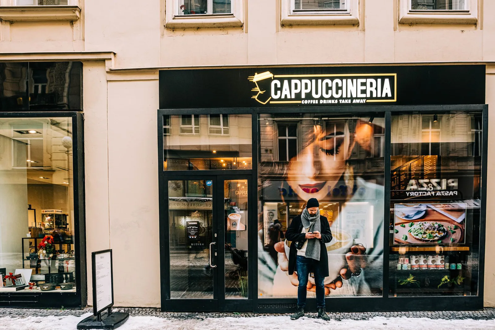 Café al aire libre en una calle de Eindhoven